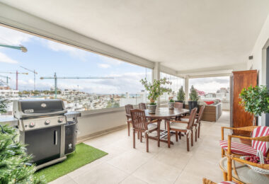 Modern 3-bedroom apartment with large terrace!