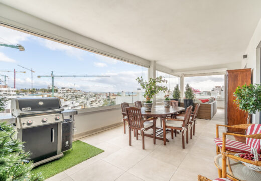 Modern 3-bedroom apartment with large terrace!