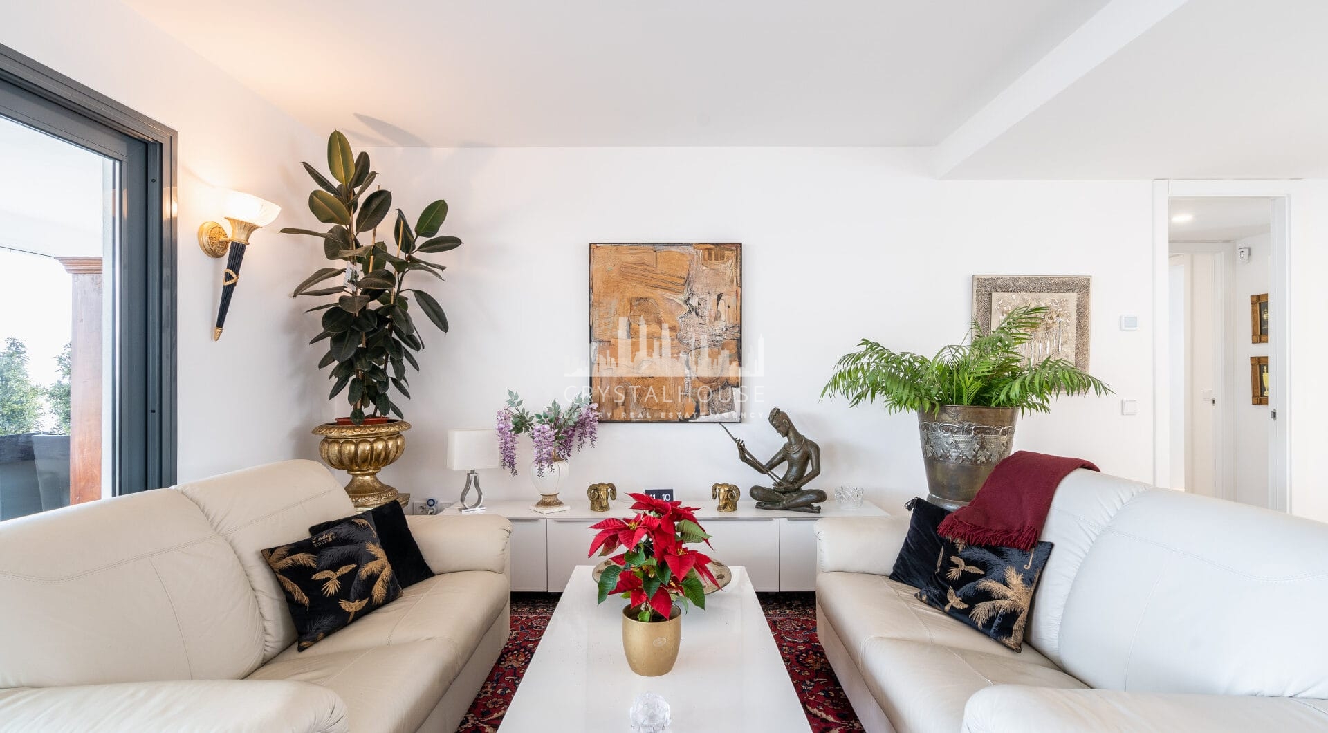 Modern 3-bedroom apartment with large terrace!