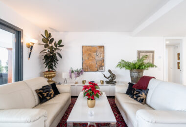 Modern 3-bedroom apartment with large terrace!