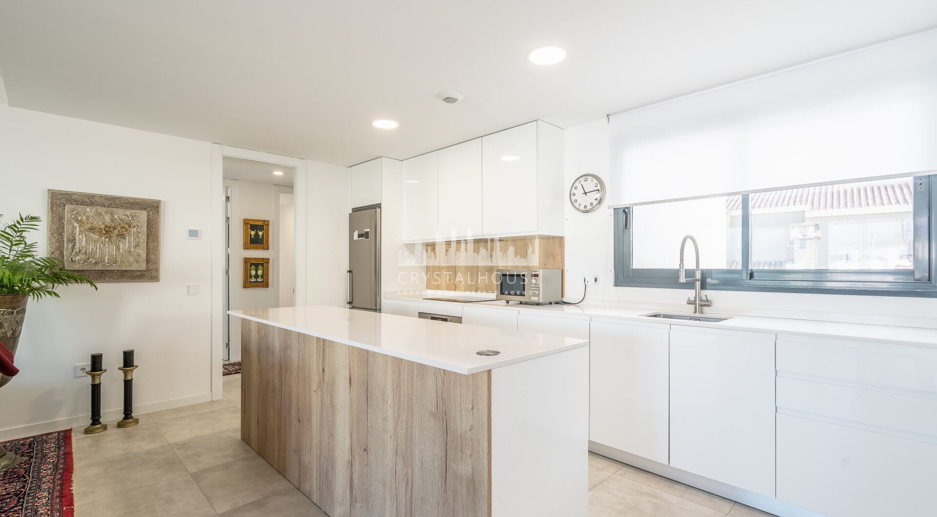 Modern 3-bedroom apartment with large terrace!