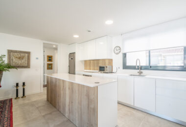 Modern 3-bedroom apartment with large terrace!