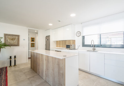 Modern 3-bedroom apartment with large terrace!