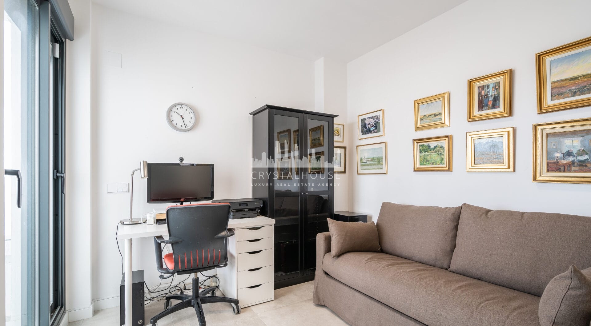 Modern 3-bedroom apartment with large terrace!