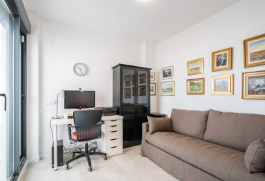 Modern 3-bedroom apartment with large terrace!