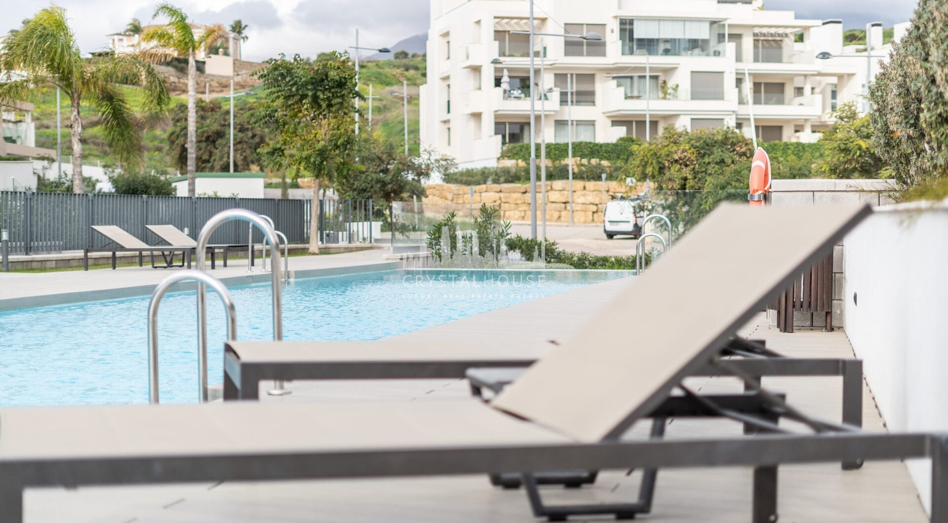 Modern 3-bedroom apartment with large terrace!