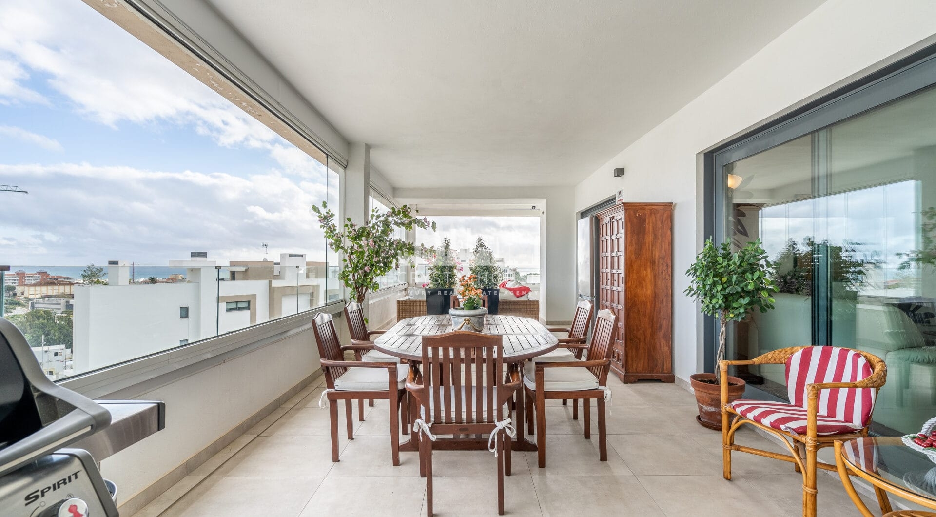 Modern 3-bedroom apartment with large terrace!