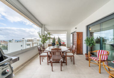 Modern 3-bedroom apartment with large terrace!