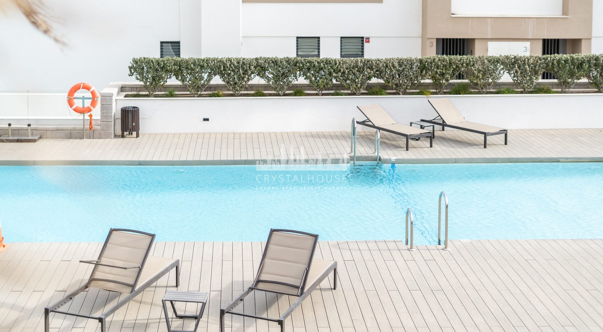 Modern 3-bedroom apartment with large terrace!