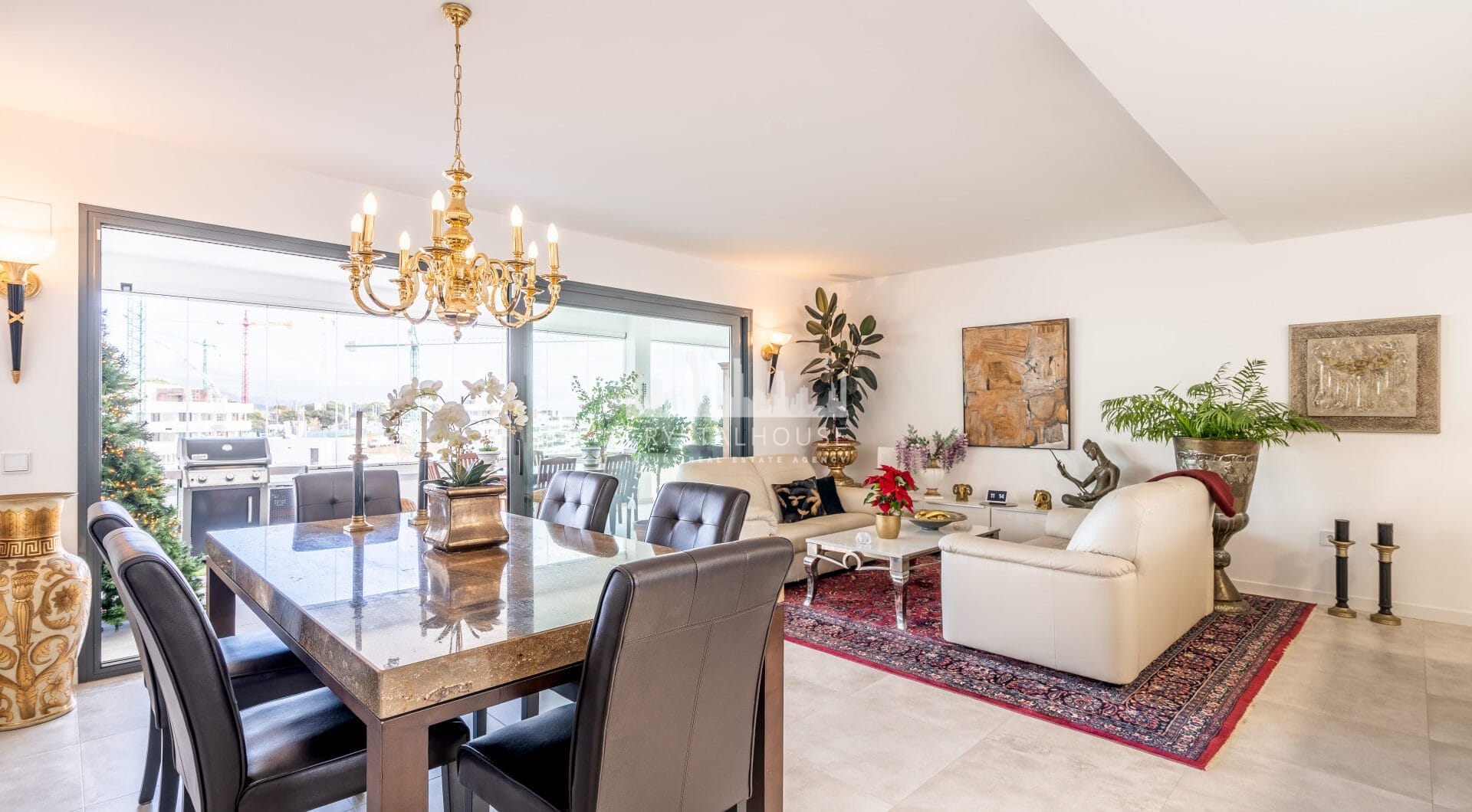 Modern 3-bedroom apartment with large terrace!