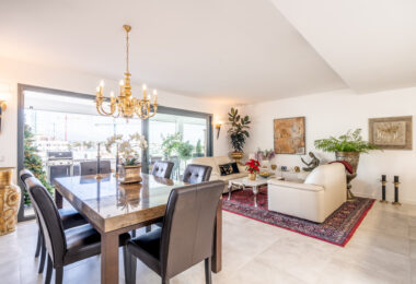 Modern 3-bedroom apartment with large terrace!