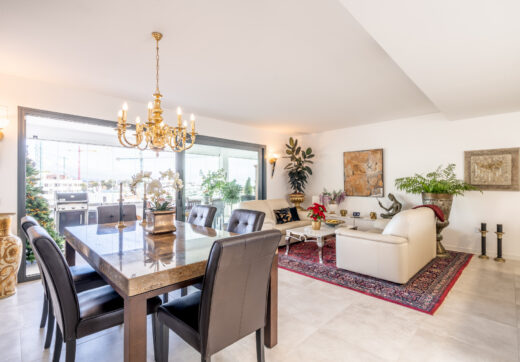 Modern 3-bedroom apartment with large terrace!