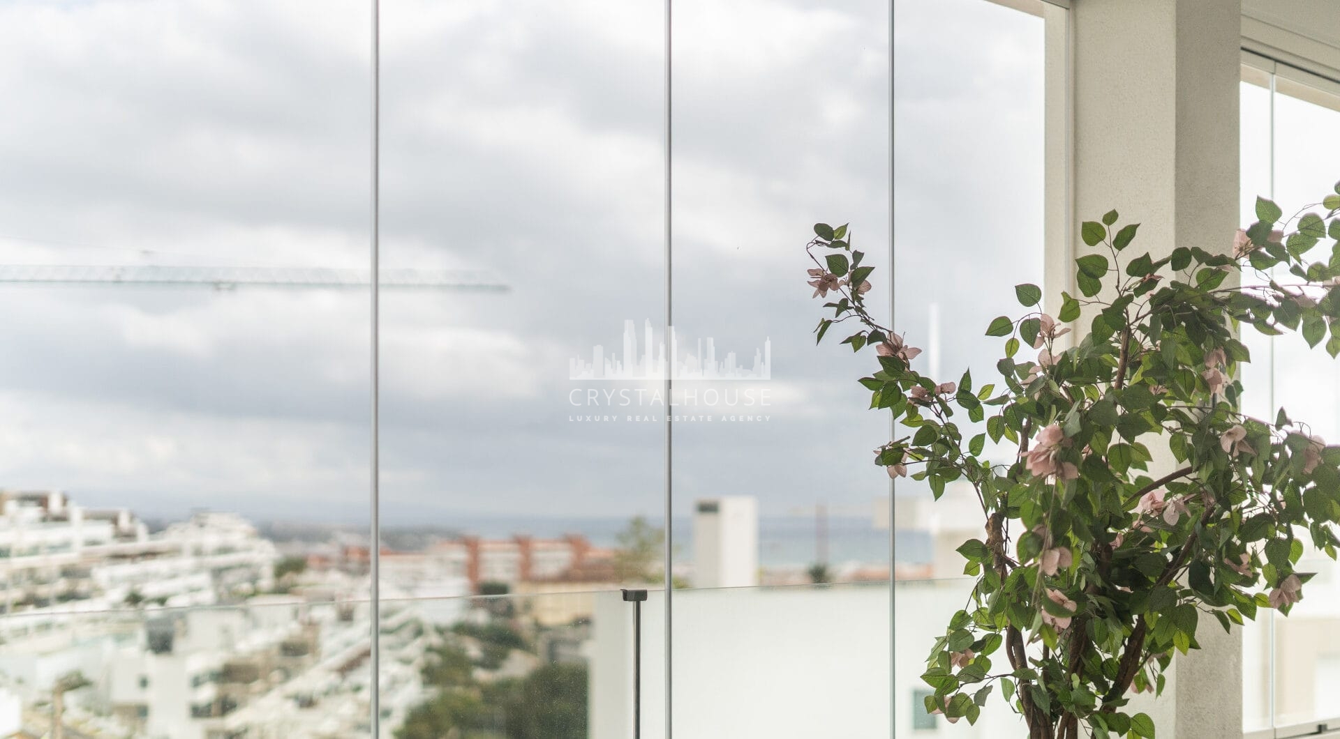 Modern 3-bedroom apartment with large terrace!