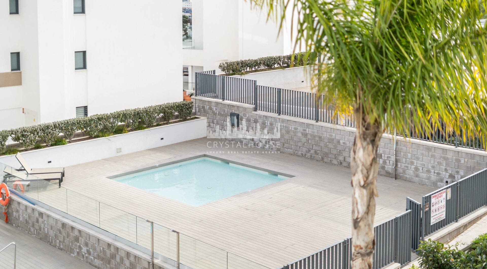 Modern 3-bedroom apartment with large terrace!