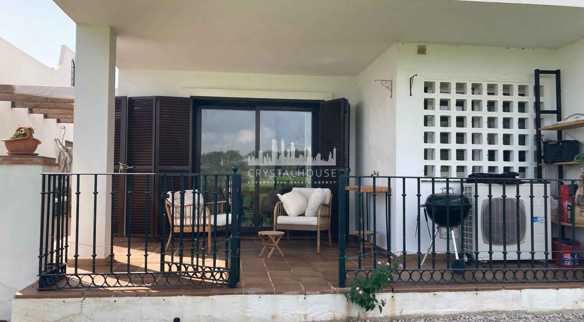 Frontline golf ground-floor apartment with stunning views in La Alcaidesa, near Sotogrande, Cadiz