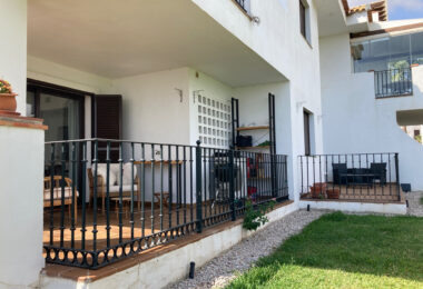 Frontline golf ground-floor apartment with stunning views in La Alcaidesa, near Sotogrande, Cadiz