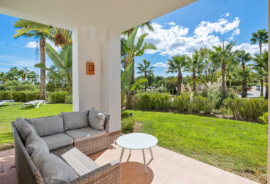 Cozy ground floor apartment with views of the gardens and mountains