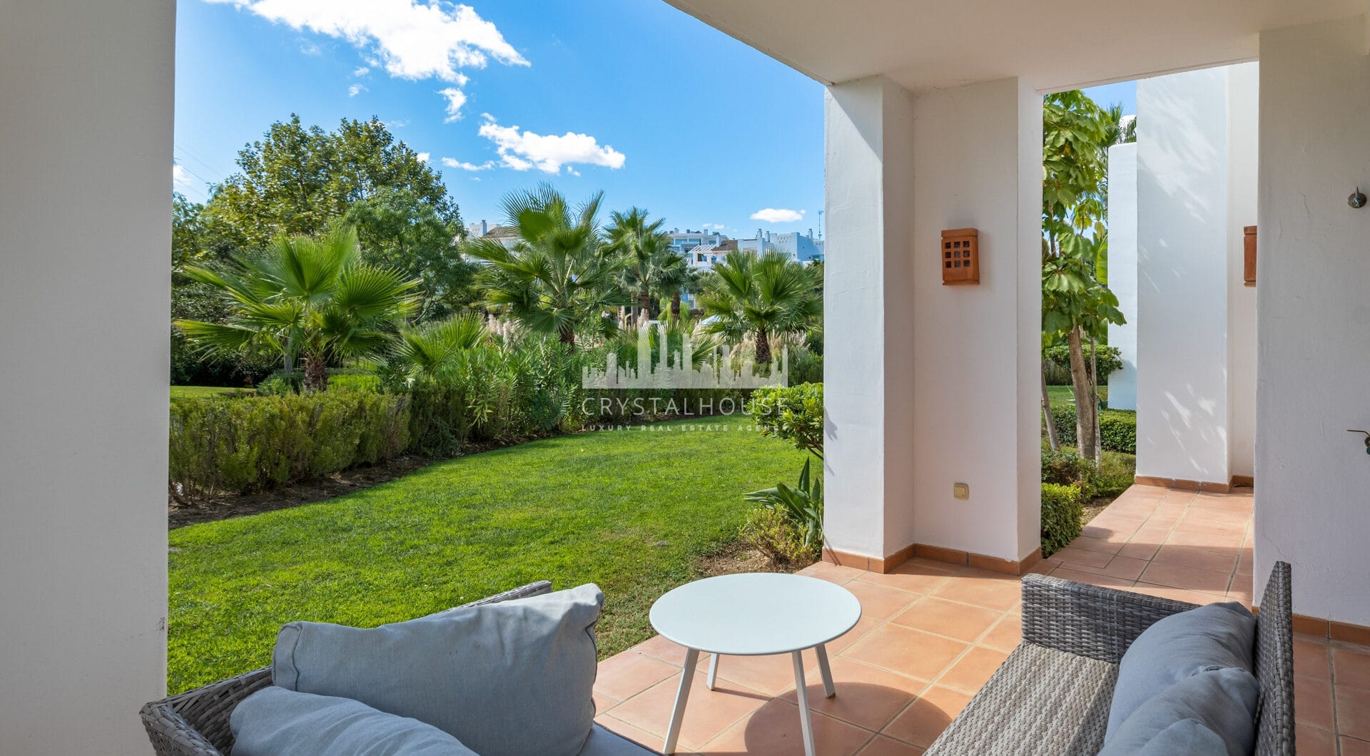 Cozy ground floor apartment with views of the gardens and mountains