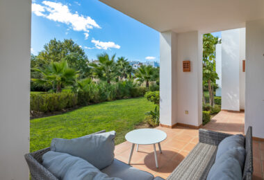 Cozy ground floor apartment with views of the gardens and mountains