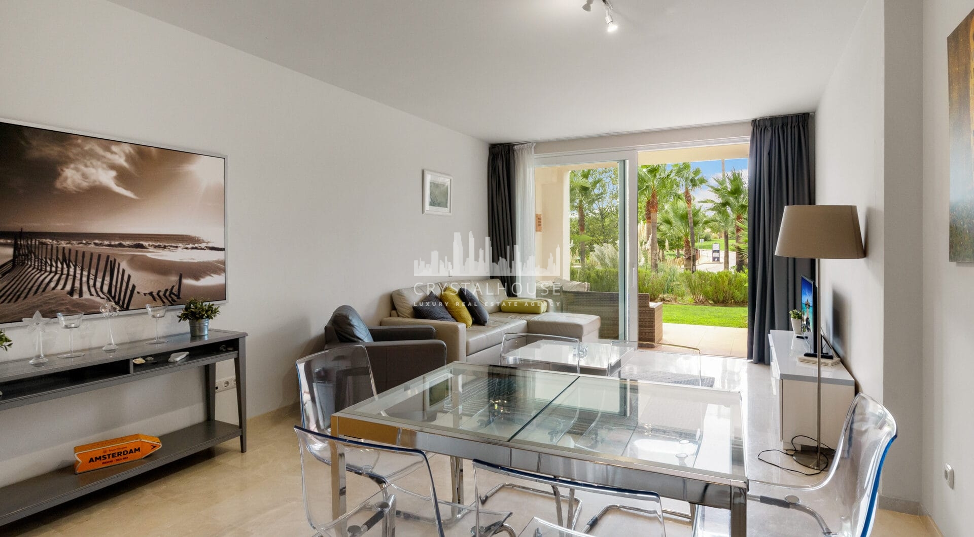 Cozy ground floor apartment with views of the gardens and mountains