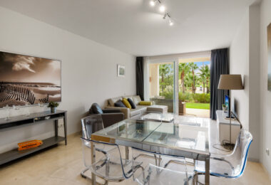 Cozy ground floor apartment with views of the gardens and mountains