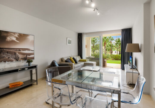 Cozy ground floor apartment with views of the gardens and mountains