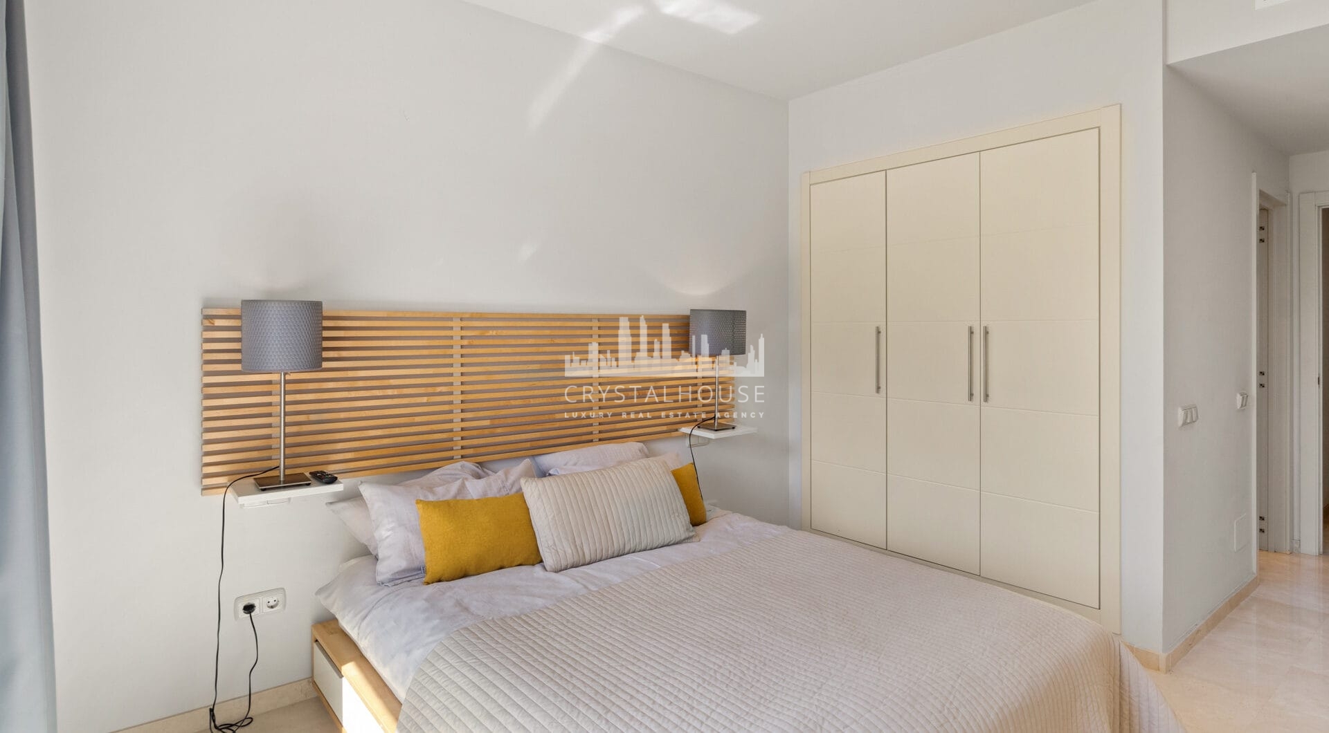 Cozy ground floor apartment with views of the gardens and mountains