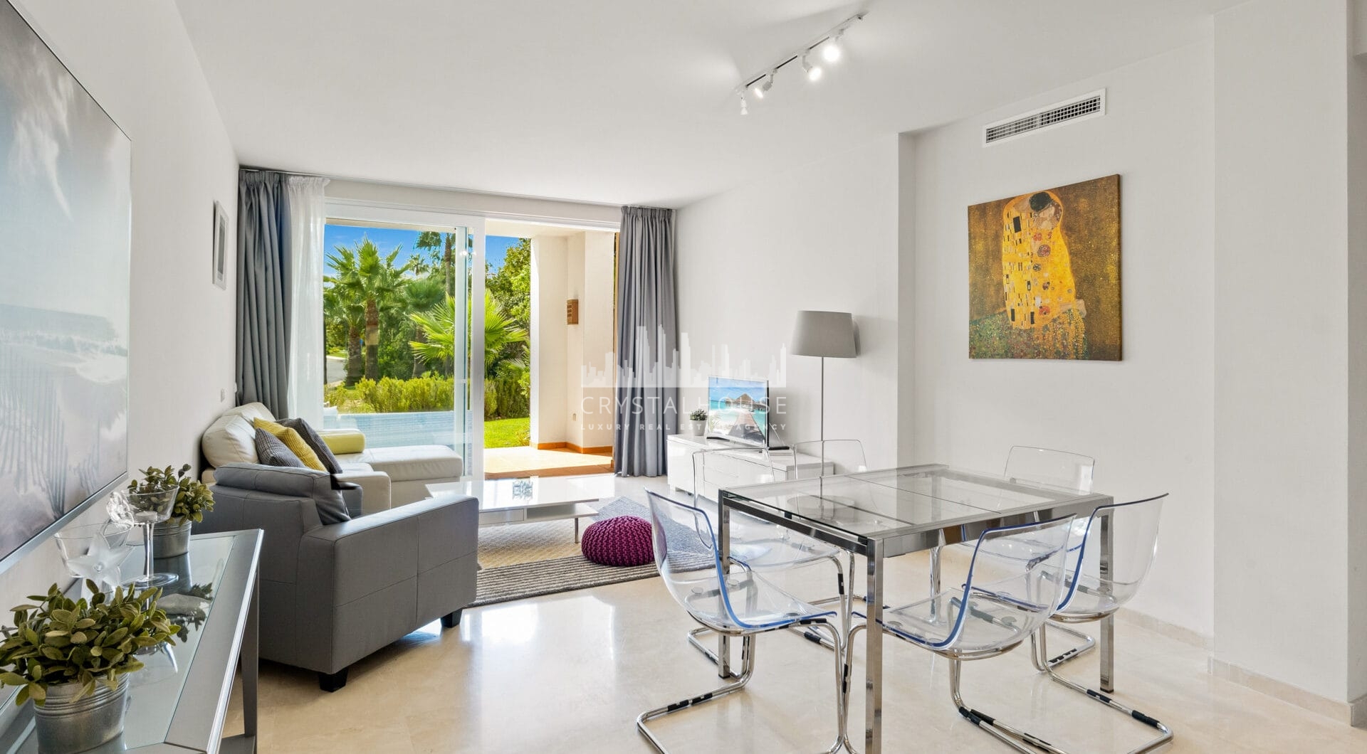 Cozy ground floor apartment with views of the gardens and mountains