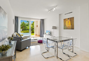 Cozy ground floor apartment with views of the gardens and mountains