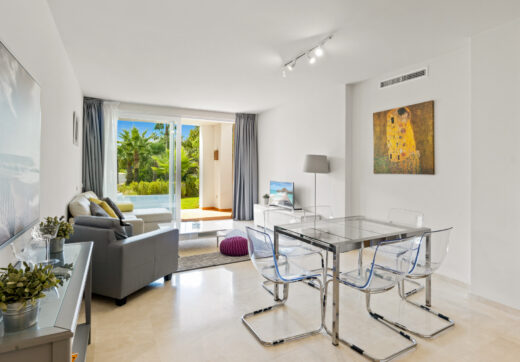 Cozy ground floor apartment with views of the gardens and mountains