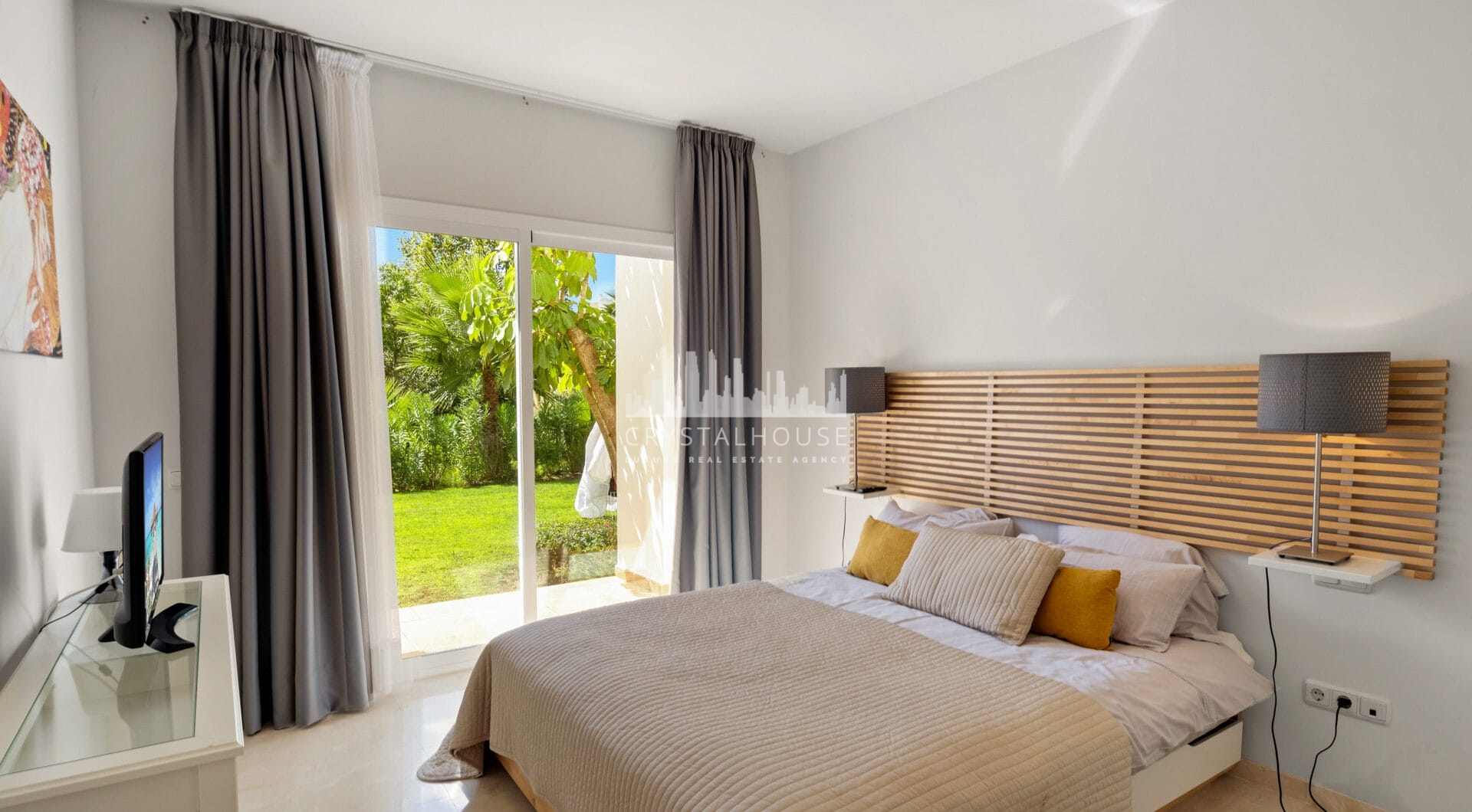 Cozy ground floor apartment with views of the gardens and mountains