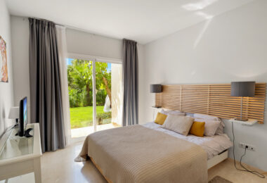 Cozy ground floor apartment with views of the gardens and mountains