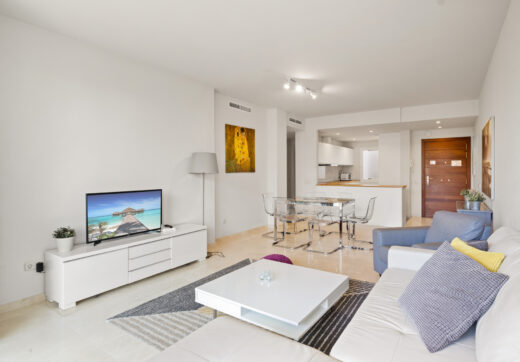 Cozy ground floor apartment with views of the gardens and mountains