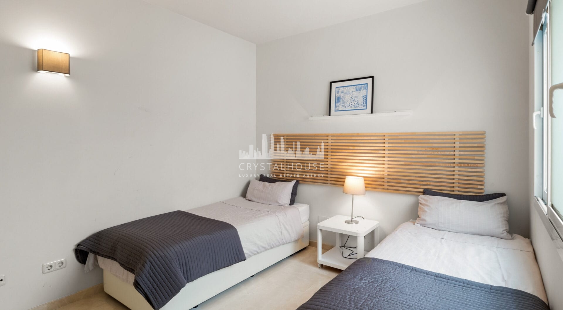 Cozy ground floor apartment with views of the gardens and mountains