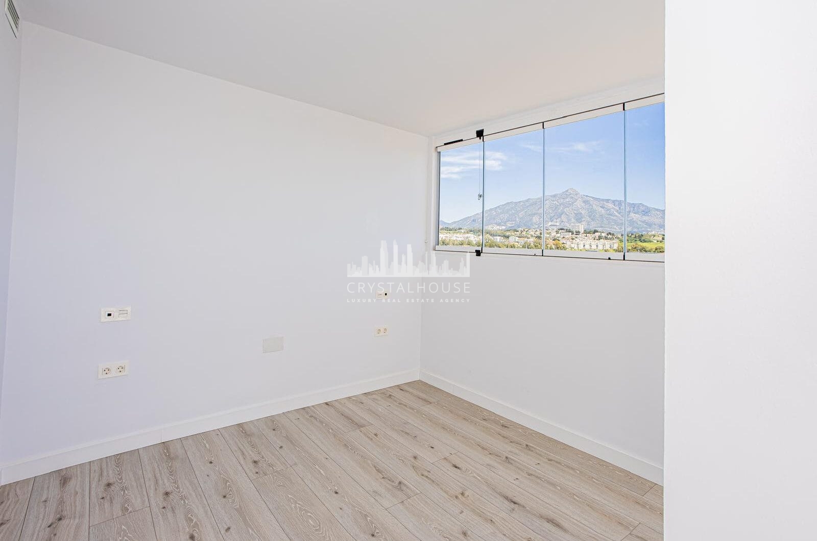 Renovated apartment with terrace and views, minutes from the beach in San Pedro.