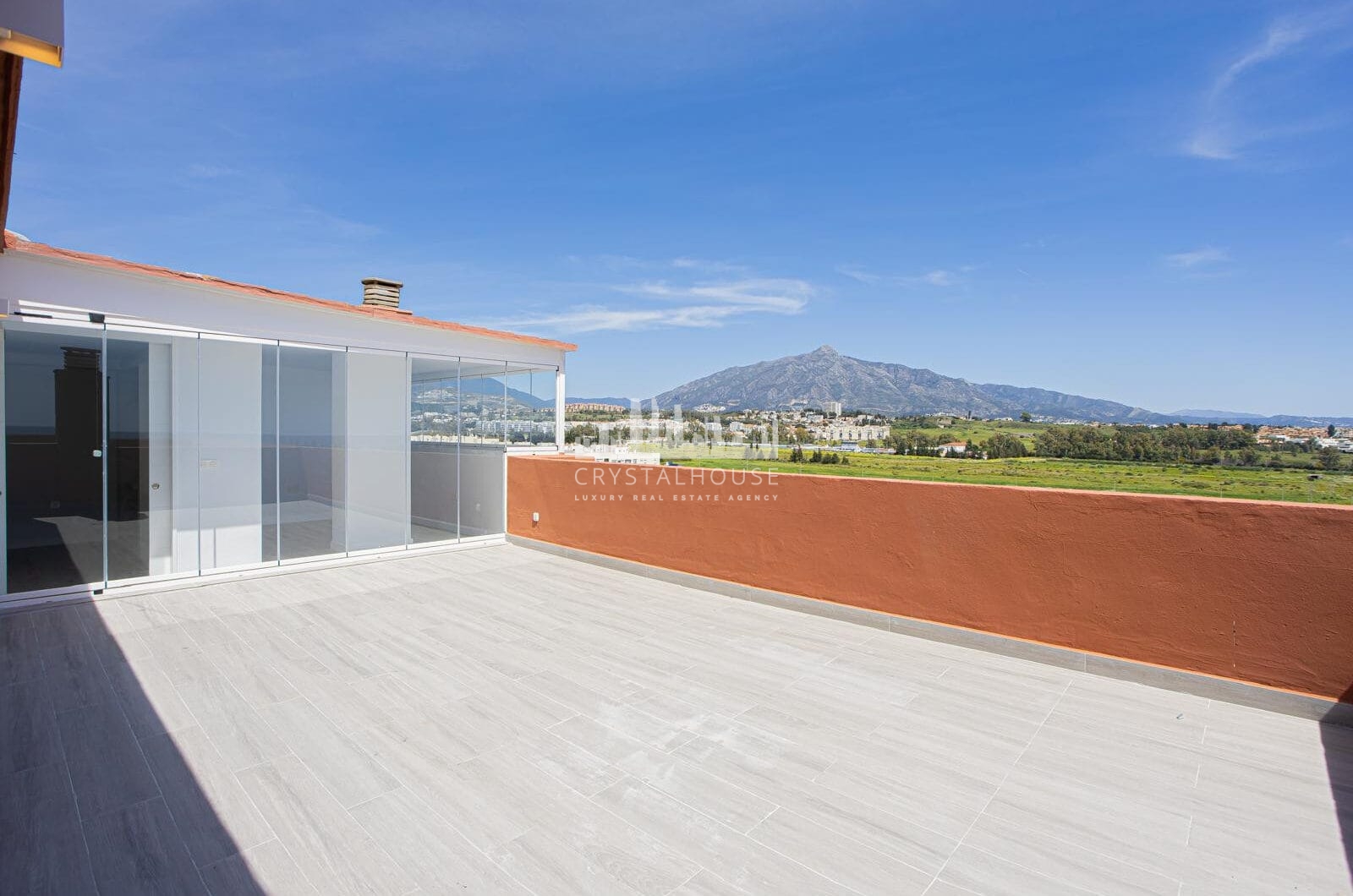 Renovated apartment with terrace and views, minutes from the beach in San Pedro.