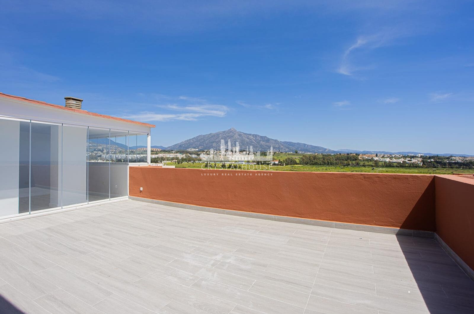 Renovated apartment with terrace and views, minutes from the beach in San Pedro.