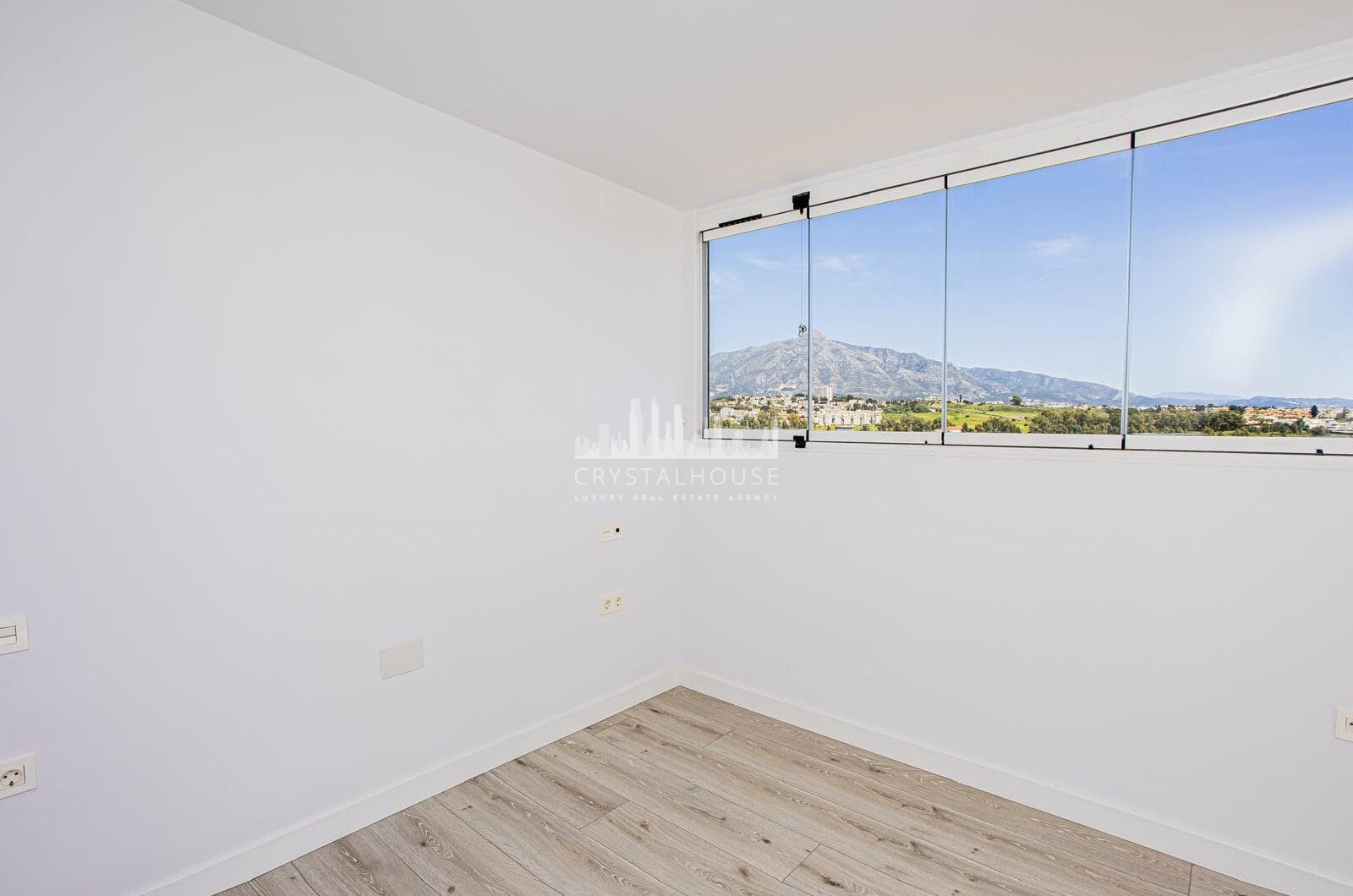 Renovated apartment with terrace and views, minutes from the beach in San Pedro.