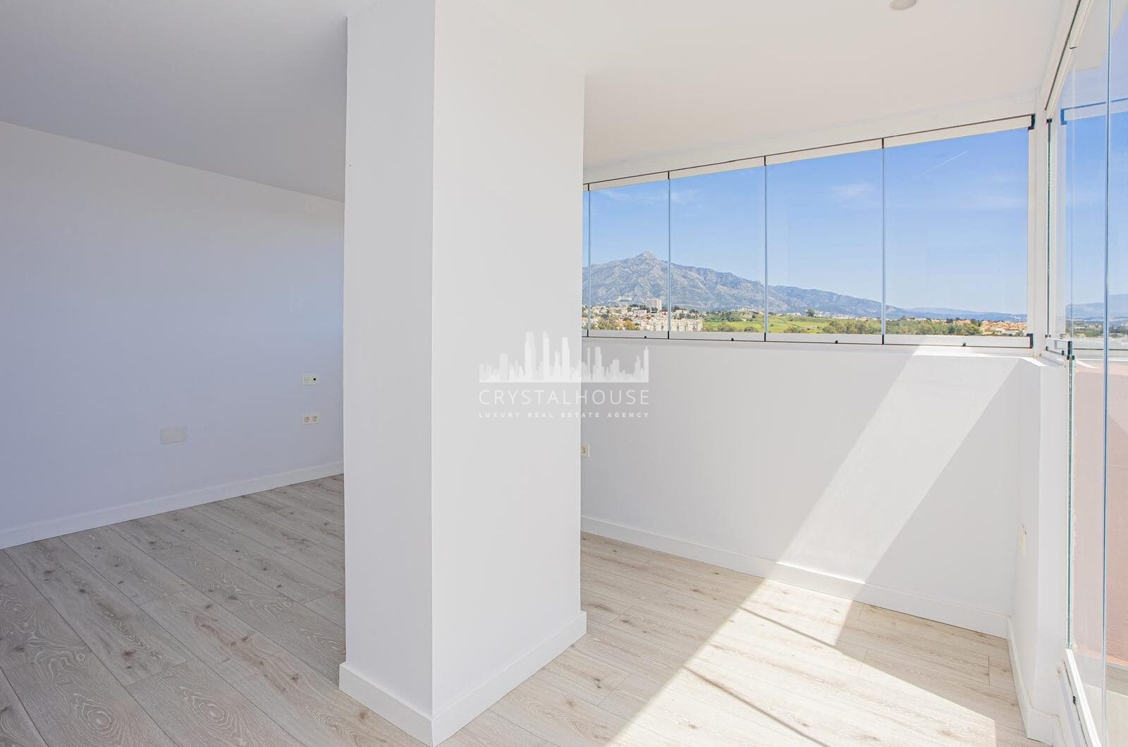 Renovated apartment with terrace and views, minutes from the beach in San Pedro.