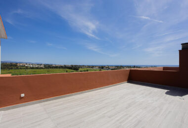 Renovated apartment with terrace and views, minutes from the beach in San Pedro.