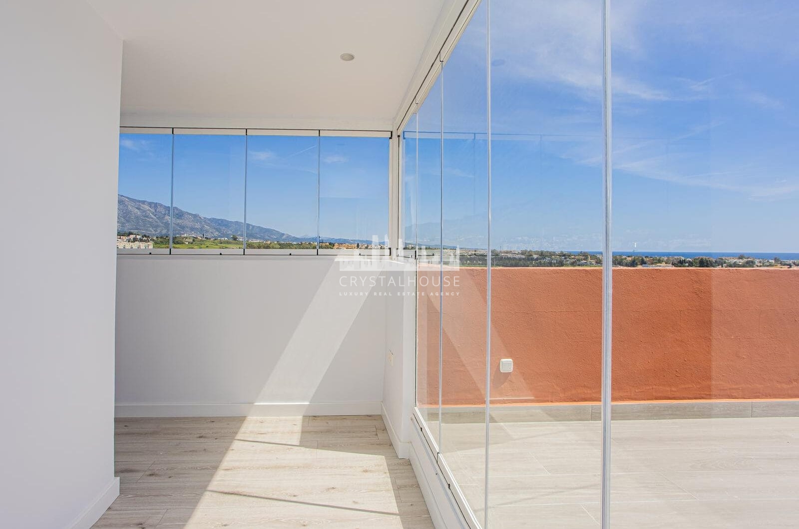 Renovated apartment with terrace and views, minutes from the beach in San Pedro.