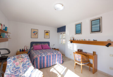 Traditional villa in Valdeolletas. Large house with a lot of potential