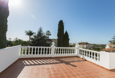 Traditional villa in Valdeolletas. Large house with a lot of potential