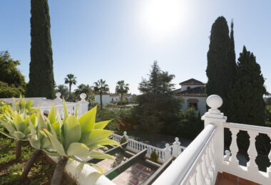 Traditional villa in Valdeolletas. Large house with a lot of potential