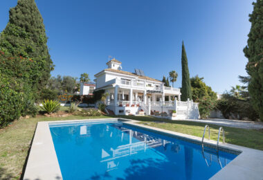 Traditional villa in Valdeolletas. Large house with a lot of potential