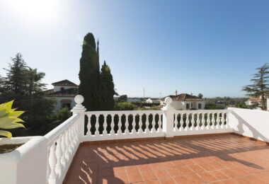 Traditional villa in Valdeolletas. Large house with a lot of potential