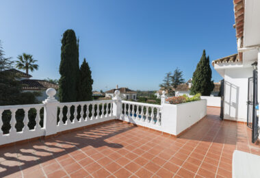 Traditional villa in Valdeolletas. Large house with a lot of potential