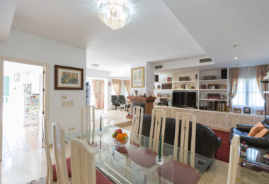 Traditional villa in Valdeolletas. Large house with a lot of potential