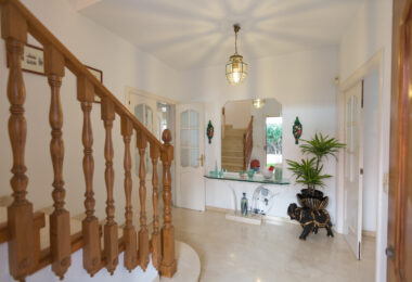 Traditional villa in Valdeolletas. Large house with a lot of potential