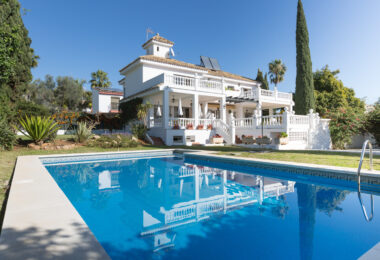 Traditional villa in Valdeolletas. Large house with a lot of potential